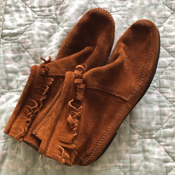 Minnetonka Shoes - Minnetonka moccasins 10 VGUC ankle flat fringe